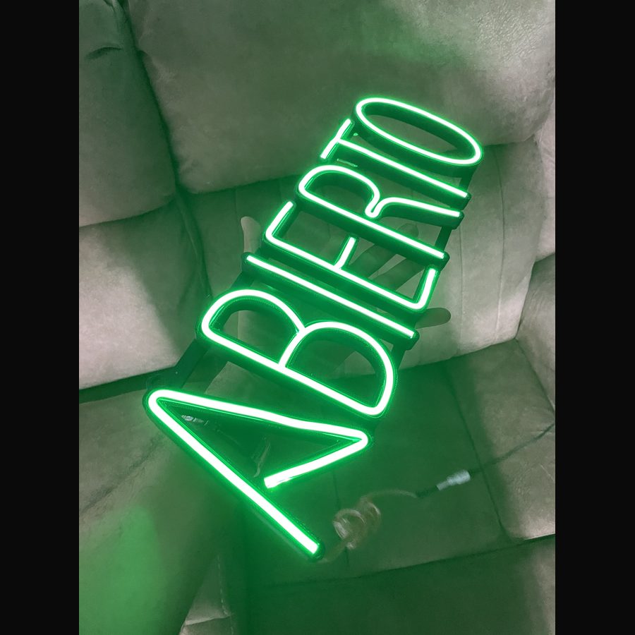 Letrero ABIERTO encendido en verde