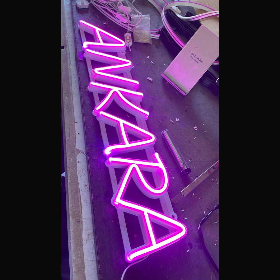Letrero ANKARA en mayúsculas, encendido en rosa y morado