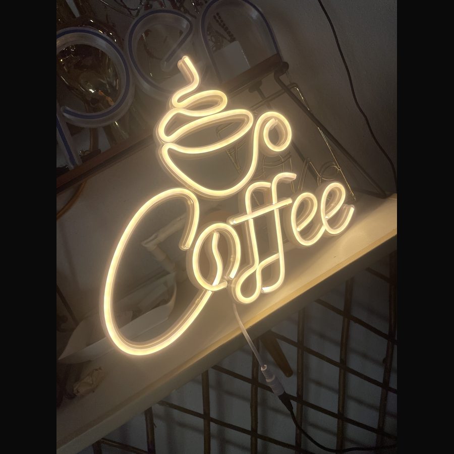 Letrero de neonflex en letra manuscrita que dice Coffee, encendido en ámbar