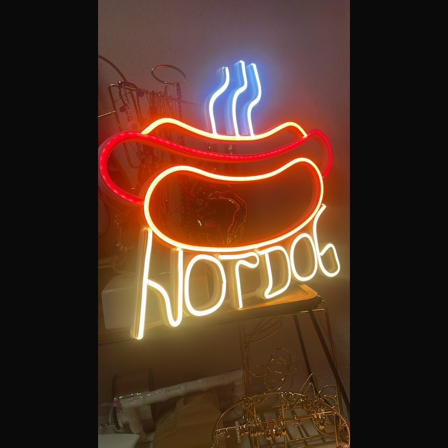 Letrero de un local de hot dogs, encendido en rojo y azul